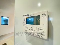 キッチン横からお湯張り、追い炊き、足し湯がボタン一つで楽々操作できる給湯機リモコンです＾＾忙しい夕飯の準備の時間帯に重宝しますね。