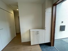 たっぷり収納できるシューズボックスです。家族全員の靴がきれいに整頓できます。棚の上にお花や写真を飾っても良いですね。
