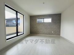 寛ぎの時間を紡ぎだす主寝室は、大型ベッドを置いても余裕の広さを確保しています。