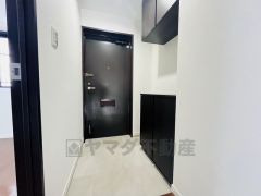 たっぷり収納できるシューズボックスです。家族全員の靴がきれいに整頓できます。棚の上にお花や写真を飾っても良いですね。