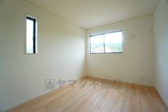 2面採光を確保した明るい室内は、風通しも良く、大変居心地の良い空間となっております。爽やかな風を感じて起きる朝は、快適生活の始まりに。