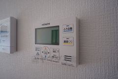 給湯器リモコンはキッチン横からボタンひとつで操作が楽々。通話ボタン付きでお子様とも会話ができて安心です。