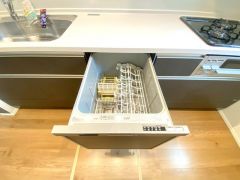 食器洗い乾燥機。 ビルトインタイプで、キッチンと同じカラーにすることにより一体感を持たせることができます。乾燥機能が備わっているため家事の時間が短縮できます。