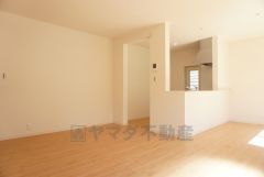 同仕様写真。家族が集まる開放的なリビング。い思いの時間を過ごしたり、家族みんなで食事をしたり、素敵な団らんの場になりますね＾＾