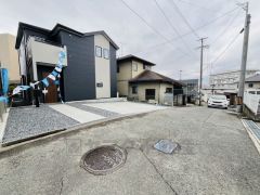 前面道路は交通量が少なく小さなお子様がいるご家庭も安心です＾＾ カースペースは停めやすい並列駐車3台。