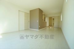 同仕様写真。家族が集まる開放的なリビング。約18.8帖の大空間で毎日のお食事が楽しみです＾＾思い思いの時間を過ごしたり、家族みんなで食事をしたり、素敵な団らんの場になりますね。