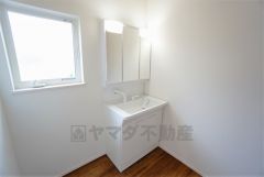 同仕様写真。三面鏡つき洗面台。収納も一体型になっているので、ドライヤーやヘアアイロンの置き場に困りませんね。