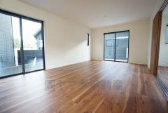 大きな窓のあるリビングは、陽光あふれる明るい空間です。居心地良く、ご家族皆がゆったり寛げる憩いの空間となりそうです。