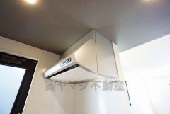 調理により発生する油煙や臭いを吸い込み、屋外へ排気してくれます。