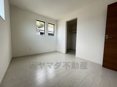 夏は強い日差しをカット、冬は暖かな遮熱高断熱型Low-Eガラスを採用。夏の強い日差しを約60%カットし、冷房効果を高めます。紫外線もカットするため紫外線による日焼けも抑制。