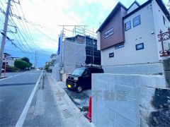 前面道路は6.2ｍ～8ｍと広く、駐車がスムーズにできます＾＾