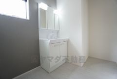 三面鏡つき洗面台。収納も一体型になっているので、ドライヤーやヘアアイロンの置き場に困りませんね。