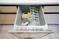 家事の時間が短縮できる食器洗浄乾燥機付。後片付けもラクラクです。 食器を洗う手間が減るので家族とのコミュニケーションの時間や自分の時間が増えますね。