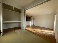 リビングに隣接する和室です。様々な使用用途で活躍しそうです＾＾