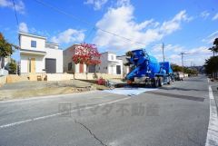 南側約11.9ｍ（歩道部分含む）の公道に面しています。