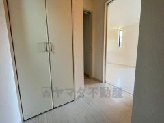 廊下収納。日用品や趣味の道具などの収納に便利です。