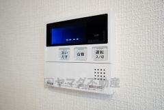 同仕様写真。キッチン横からお湯張り、追い炊き、足し湯がボタン一つで楽々操作できる給湯機リモコンです＾＾忙しい夕飯の準備の時間帯に重宝しますね。