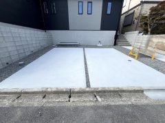 並列駐車3台分確保＾＾ 広々としたカースペースはゆとりを持って駐車出来ますね＾＾ご夫婦で1台ずつ所有でき、急な来客やご友人の方も駐車できます＾＾