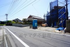 新原駅徒歩4分。コンビニまで徒歩4分。西鉄バス「新原」停まで徒歩4分。カースペースは停めやすい並列駐車2台付き。
