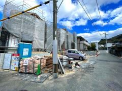 前面道路は公道西側約3.7ｍ、公道南側約4ｍ。