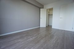 暖かい日差しが差し込む洋室。たっぷり収納できるクローゼット付きでお部屋の中をすっきりと快適に保てます。