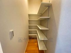 キッチン横パントリー収納。食器やキッチン用品、食料品の保存に便利です＾＾高さのある物もスッキリ収納できます＾＾