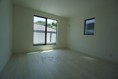 住む人のこだわりを活かす洋室＾＾日当たりがよく、寝室としての利用もおすすめ。広めのクローゼットもあり荷物もすっきり片付けれ、ゆとりのある暮らしが出来ます＾＾