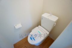 温水洗浄機付トイレです。節水機能もあるので、安心して使えますね。もちろん、1階2階の2ヶ所にトイレがあるので、忙しい朝にもゆとりができますね。