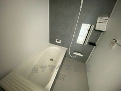 1日の疲れを癒すくつろぎのバスルーム。足を伸ばしてもゆったりと入れるサイズです。お子様と一緒にお風呂に入っても狭くないですね^^