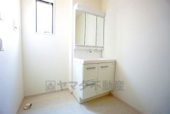 レバーシャワーで引き出して使用できます。収納も一体型になっているので、ドライヤーやヘアアイロンの置き場に困りませんね。