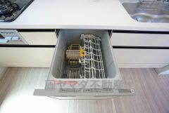 家事の時間が短縮できる食器洗浄乾燥機付。後片付けもラクラクです。 食器を洗う手間が減るので家族とのコミュニケーションの時間や自分の時間が増えますね。