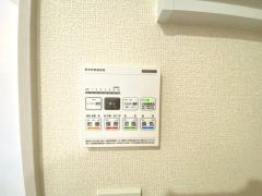 浴室暖房乾燥機には、暖房、乾燥、涼風、換気の4つの機能が付いています。タイマー付きです。