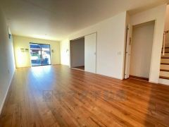 大きな窓のあるリビングは、陽光あふれる明るい空間です。居心地良く、ご家族皆がゆったり寛げる憩いの空間となりそうです。