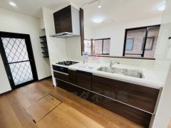 対面式カウンターキッチンでお子様の様子が見守れます。カウンタートップは耐熱性に優れており、日ごろのお掃除もふき取るだけでＯＫ。ステンレスシンクも簡単にお掃除できますよ。