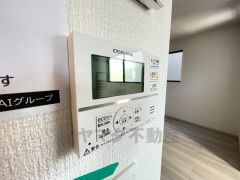 キッチン横からお湯張り、追い炊き、足し湯がボタン一つで楽々操作できる給湯機リモコンです＾＾忙しい夕飯の準備の時間帯に重宝しますね。