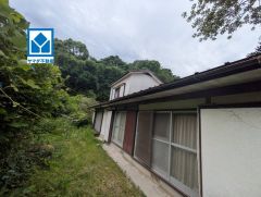 長年大切に使われてきた、趣ある住まい。梁や建具に時代を感じる、味わい深い一戸建てです。自分らしく手を入れながら暮らしたい方におすすめです。