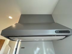 調理により発生する油煙や臭いを吸い込み、屋外へ排気してくれます。