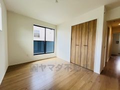 住む人のこだわりを活かす洋室＾＾日当たりがよく、寝室としての利用もおすすめ。広めのクローゼットもあり荷物もすっきり片付けれ、ゆとりのある暮らしが出来ます＾＾