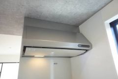 調理により発生する油煙や臭いを吸い込み、屋外へ排気してくれます。