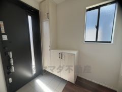 たっぷり収納できるシューズボックスです。家族全員の靴がきれいに整頓できます。棚の上にお花や写真を飾っても良いですね。