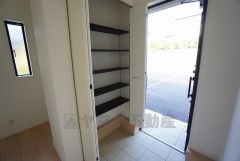 たっぷり収納できるシューズボックスです。家族全員の靴がきれいに整頓できます。棚の上にお花や写真を飾っても良いですね。