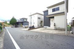 前面道路は5.24ｍ。 交通量が少ないため小さなお子様がいるご家庭でも安心です＾＾ 駐車もスムーズにできます＾＾