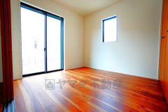 全居室にはたっぷり収納できる大型クローゼットを設置しています。窓には断熱性・保温性にすぐれ、省エネ効果のあるペアガラスを採用。冬には結露を防止します。