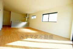 対面式キッチンを中心としたリビングダイニングで家族の会話が弾みそうです。