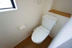 温水洗浄機付トイレです。節水機能もあるので、安心して使えますね。もちろん、1階2階の2ヶ所にトイレがあるので、忙しい朝にもゆとりができますね。
