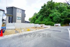 前面道路は6ｍ以上と、駐車がスムーズです。カースペースは3台付き。