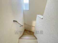 ご年配の方でも安心できる、手すり付き階段です＾＾段差も低めで設定されてますので安全性にも優れてますね＾＾