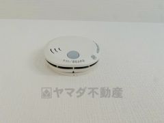 火災による煙や熱を感知して、警報音やブザー等で火災の発生を知らせてくれる火災警報器。