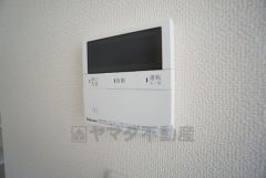 キッチン横からお湯張り、追い炊き、足し湯がボタン一つで楽々操作できる給湯機リモコンです＾＾忙しい夕飯の準備の時間帯に重宝しますね。