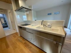 対面式カウンターキッチンでお子様の様子が見守れます。カウンタートップは耐熱性に優れており、日ごろのお掃除もふき取るだけでＯＫ。ステンレスシンクも簡単にお掃除できますよ。